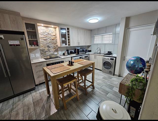 2 BEDROOM APARTMENT FOR SALE IN HARTENBOS CENTRAL